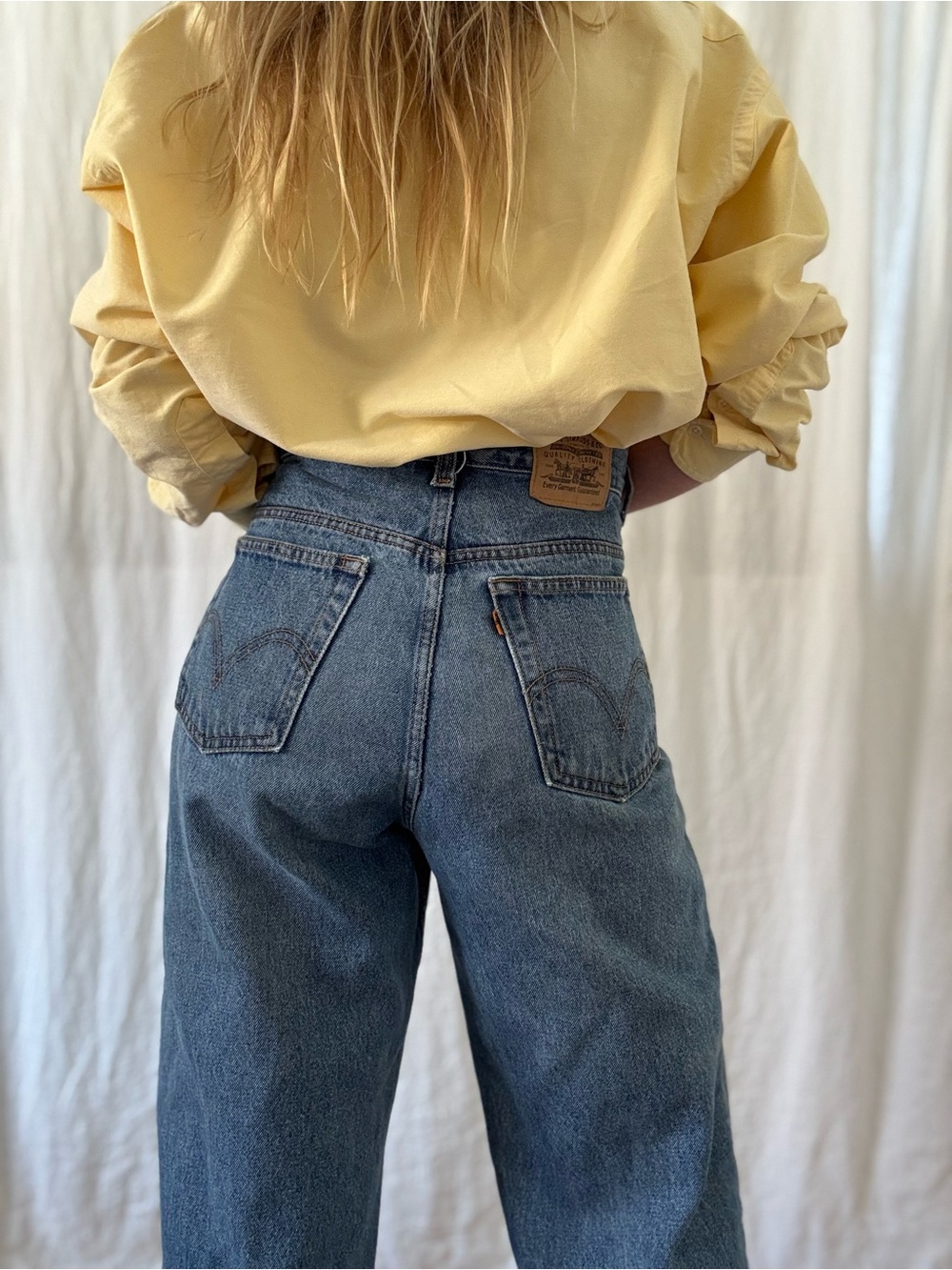 Vintage Levi’s wide leg mid blue denim orange tab 90s/Y2K